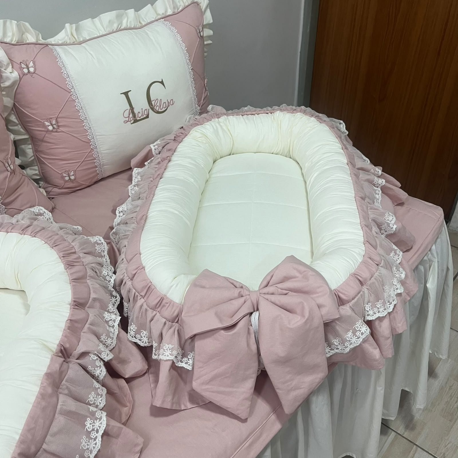 Ninho Luxo rosa com laço e acabamento rendado