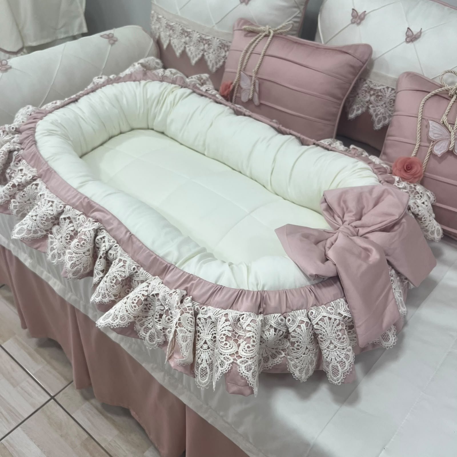 Ninho Luxo rosé com renda