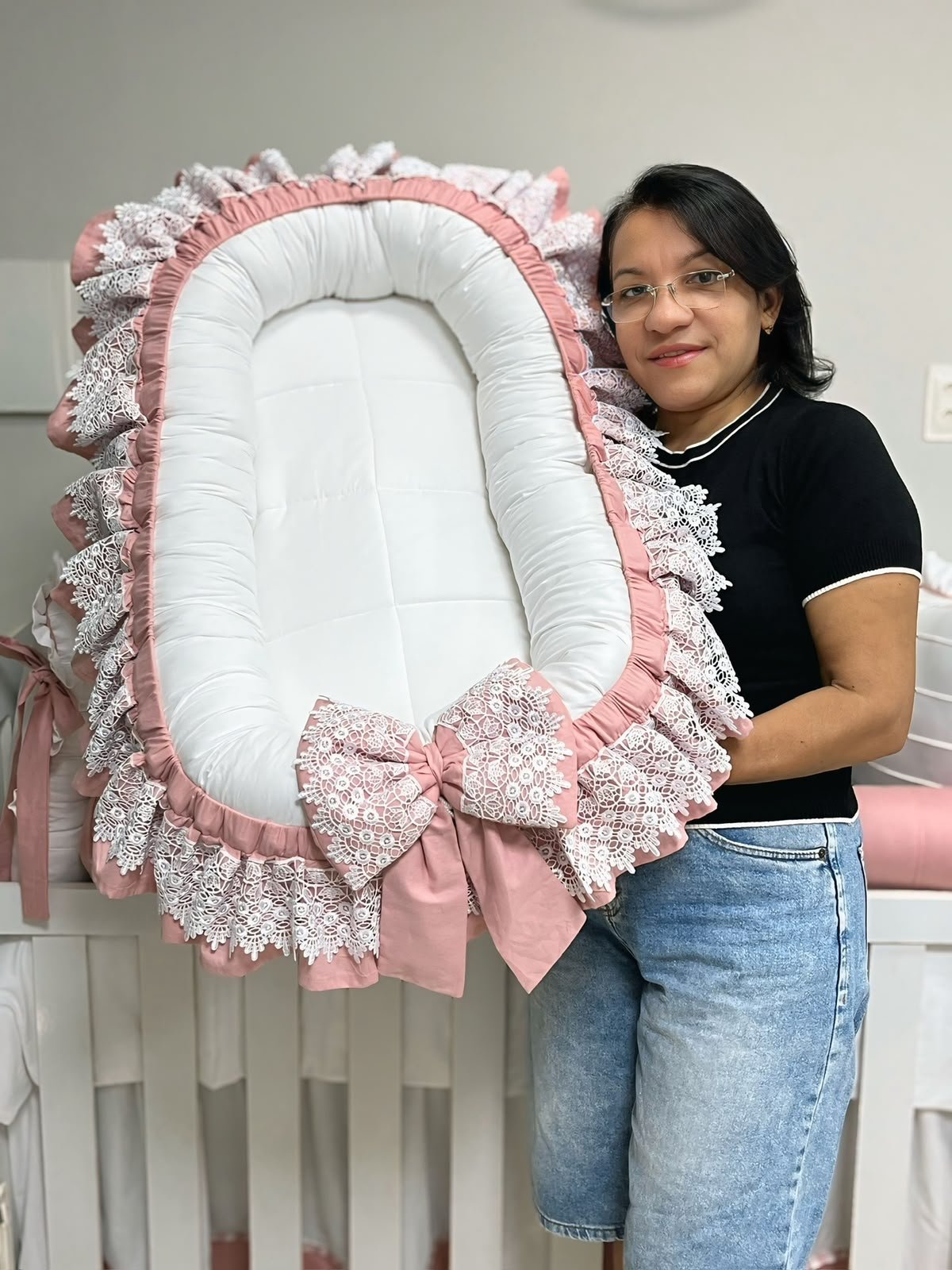 Sueli Gomes segurando um Ninho Luxo produzido em seu ateliê